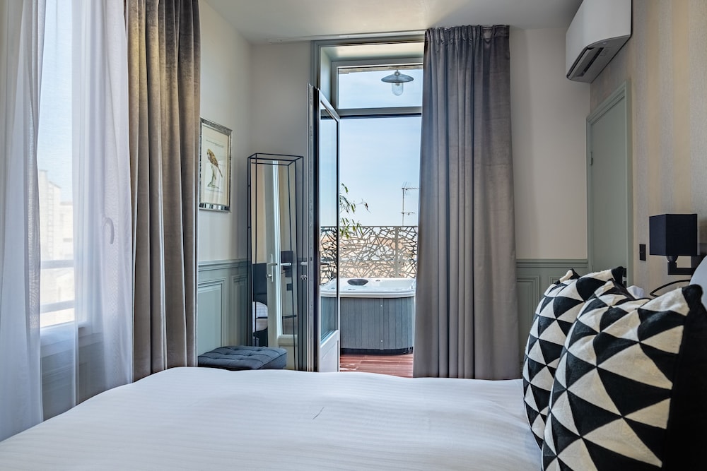 SUITE, KING BED, HOT TUB