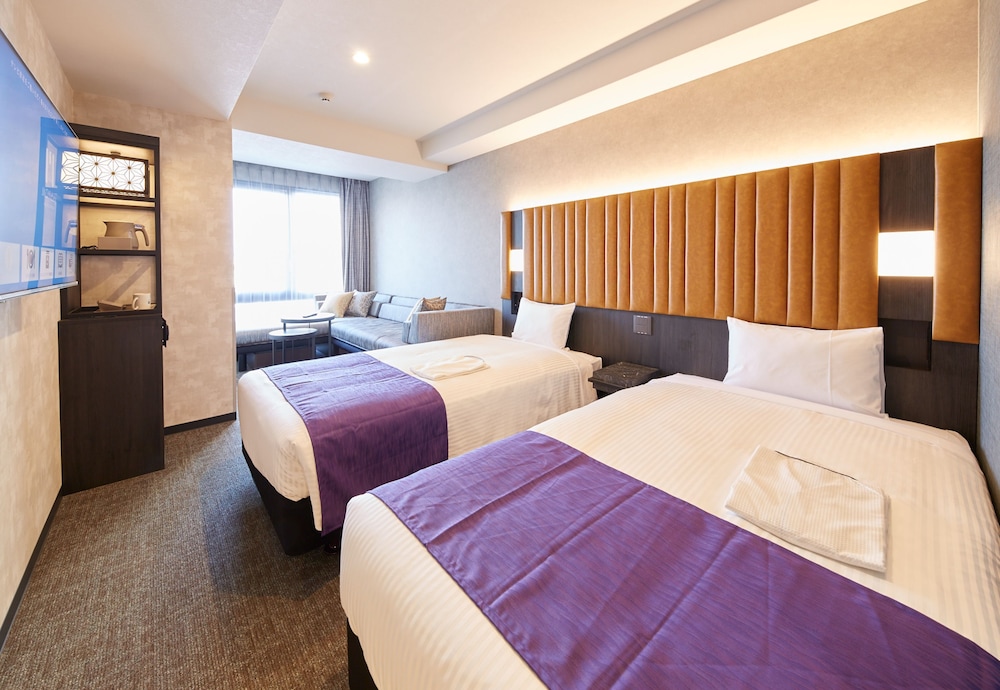 DELUXE, TWIN BEDS, WITH EXTRA BED