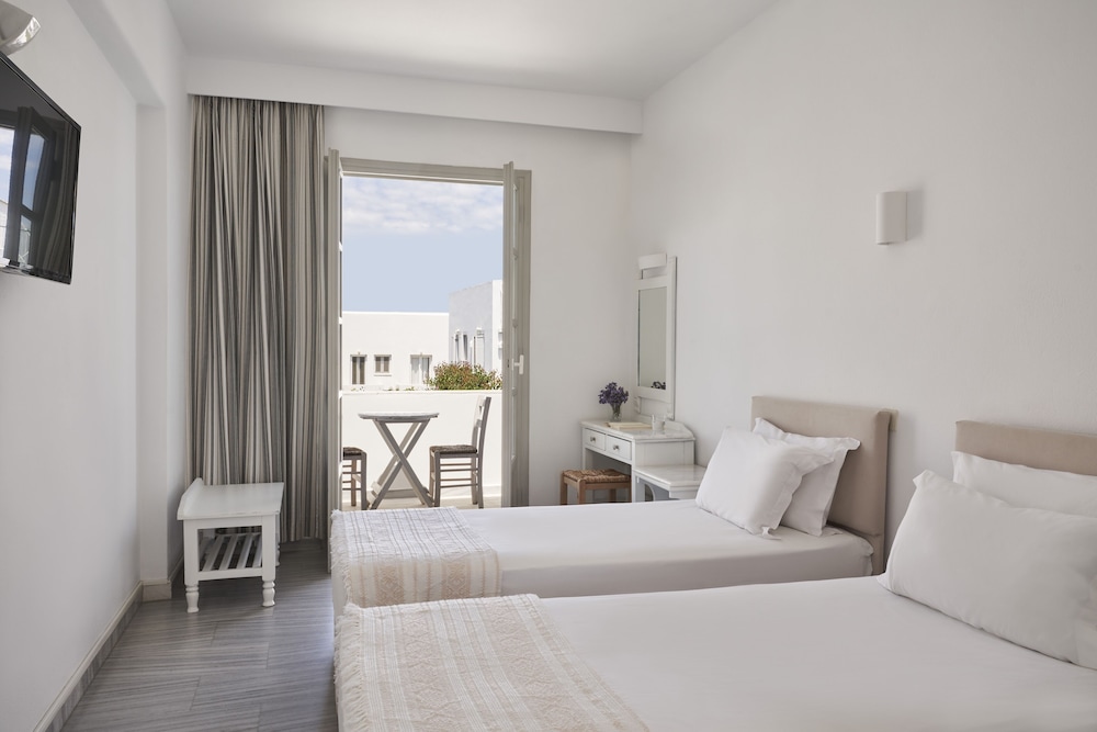 Polos Hotel Paros 18/90