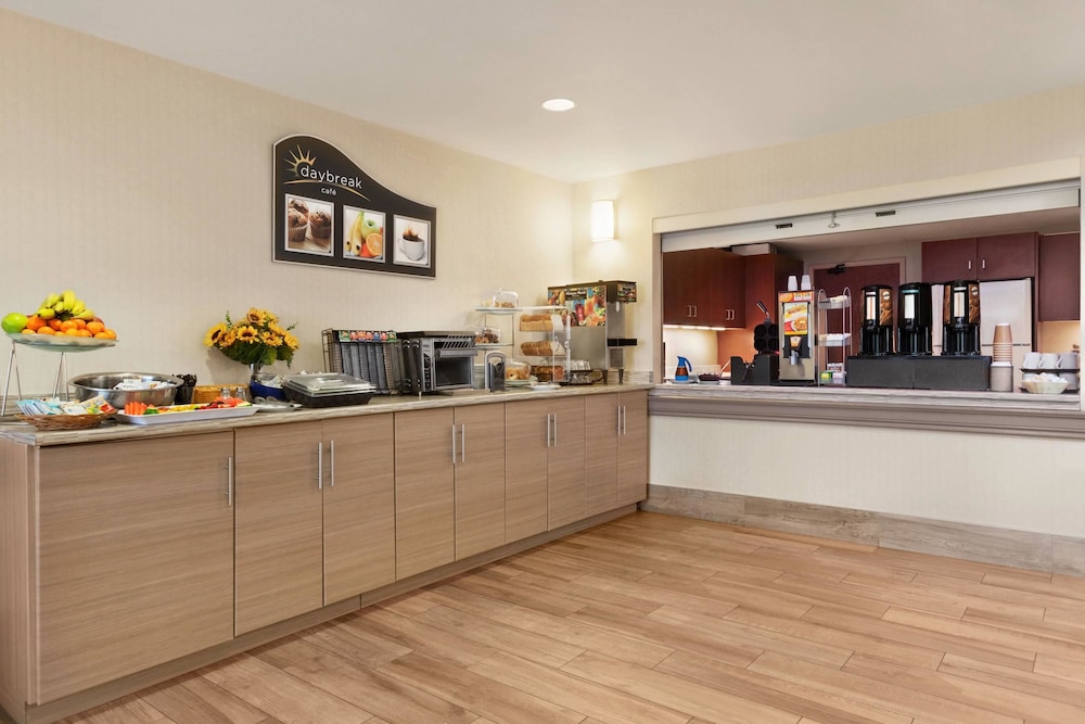 Days Inn by Wyndham Ottawa Airport 13/48