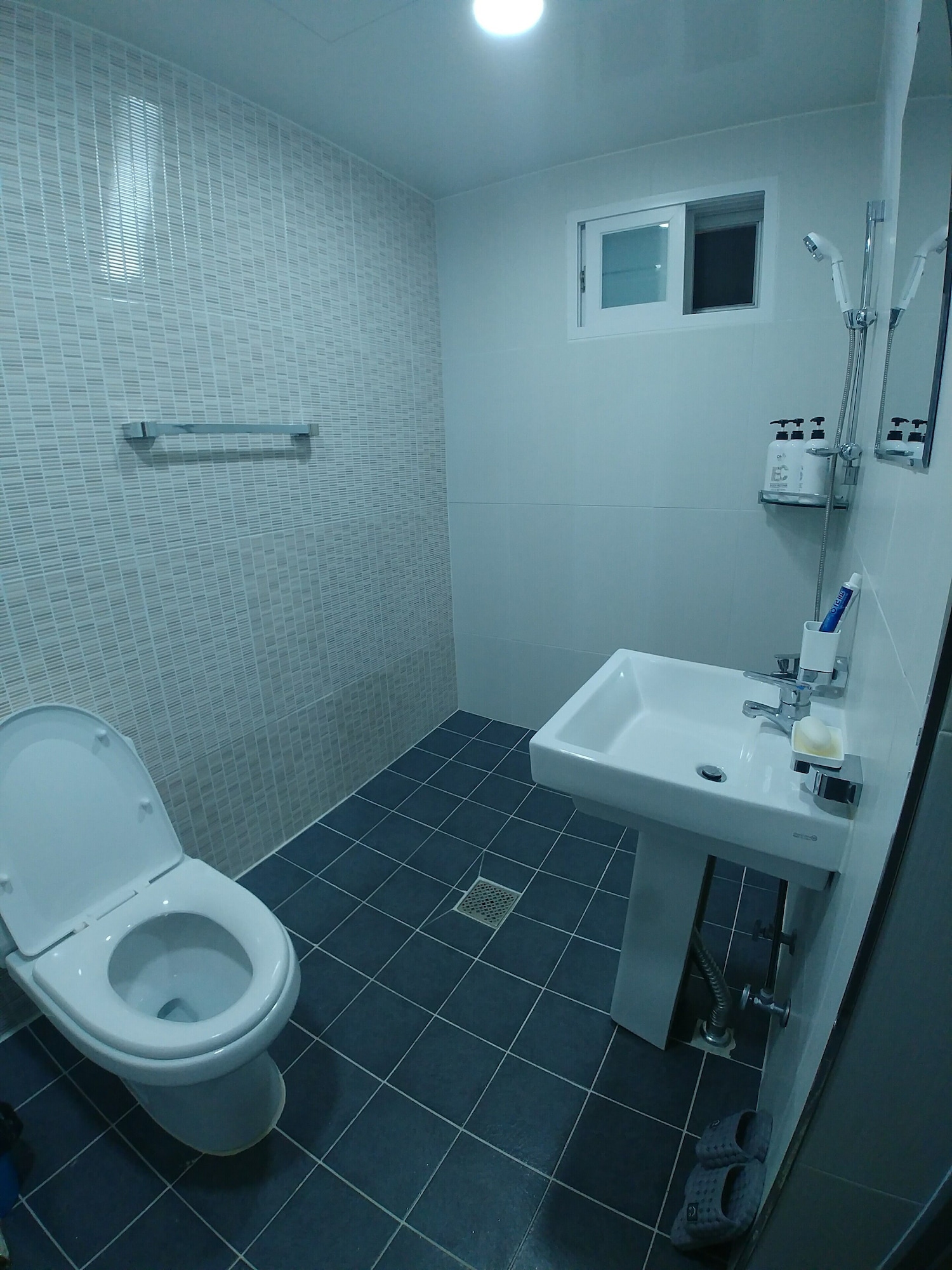 Room, 2 Bunk Beds, The Bomgoro Guest House In Daegu 3/3