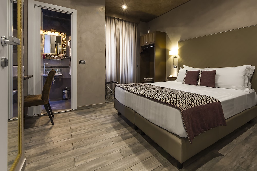 DELUXE, DOUBLE OR TWIN BED