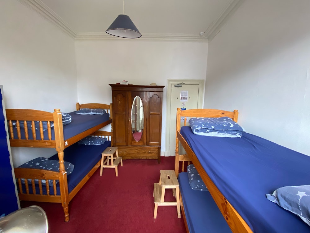 FEMALE DORM, FEMALE ONLY, 4 PEOPLE, 2 BUNK BEDS