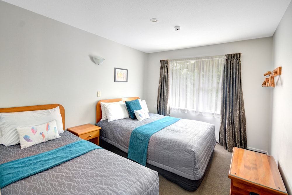 2 BEDROOMS, APARTMENT, JETTED TUB