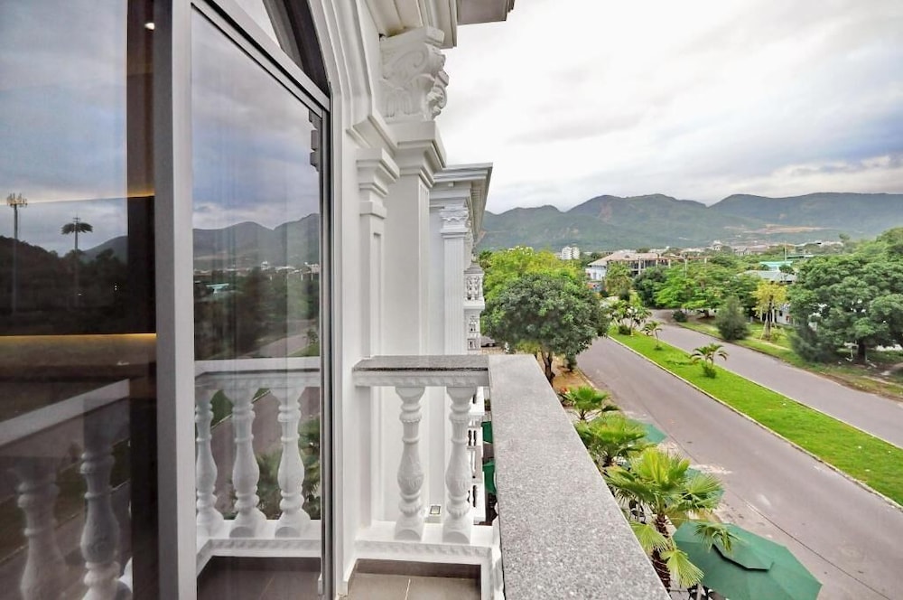 Crown Nguyen Hoang Hotel 38/58