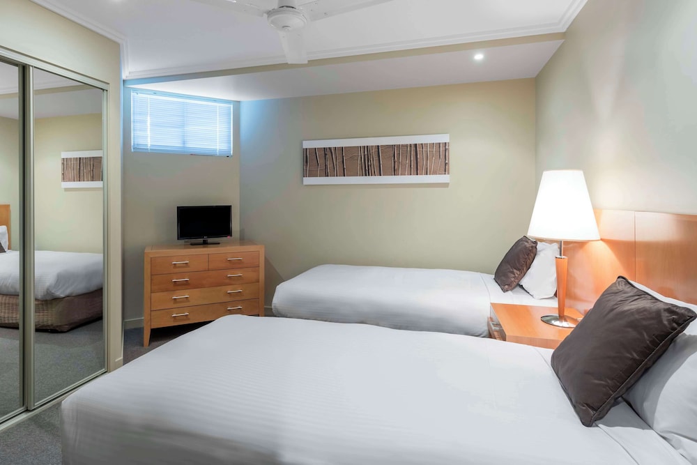 شقة بسرير كينج وسريرين منفصلين وسرير كوين بإطلالة على المسبح بـ3 غرف نوم، Oaks Hervey Bay Resort and Spa 3/4