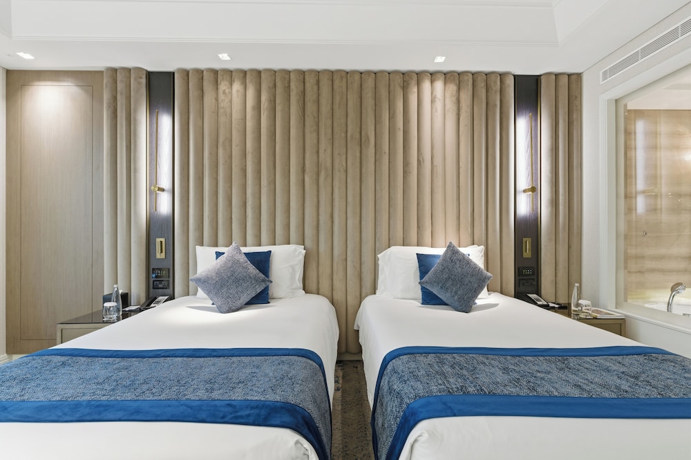 Room, Twin Beds, Downtown View