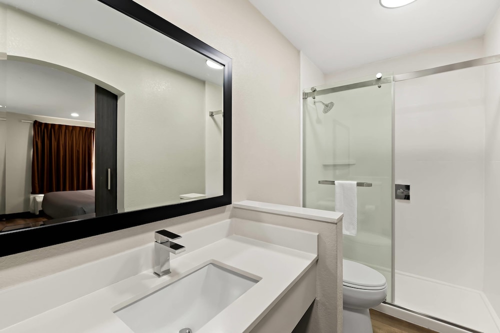 Quality Inn & Suites Dumas, AR 29/33