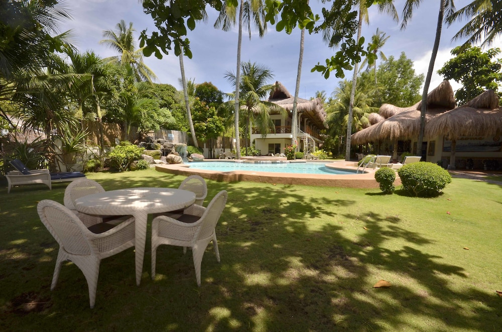 Mikes Dauin Beach Resort 61/70