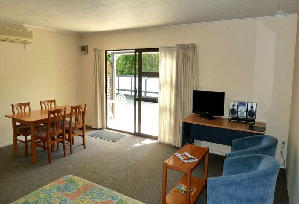 Tudor Lodge Motel 54/75