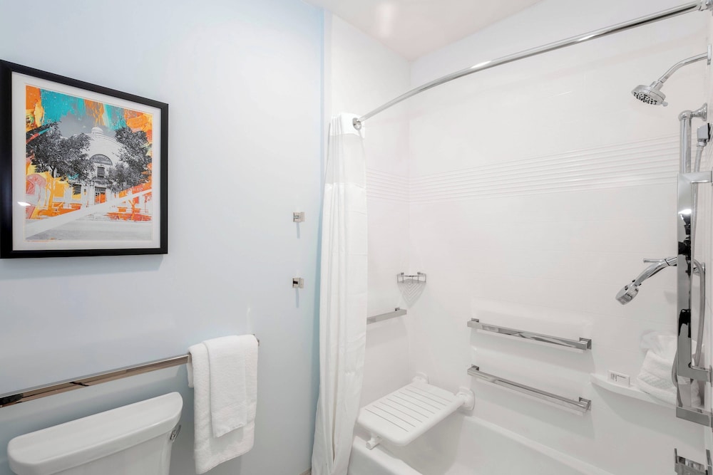 Studio, King Bed, Accessible
