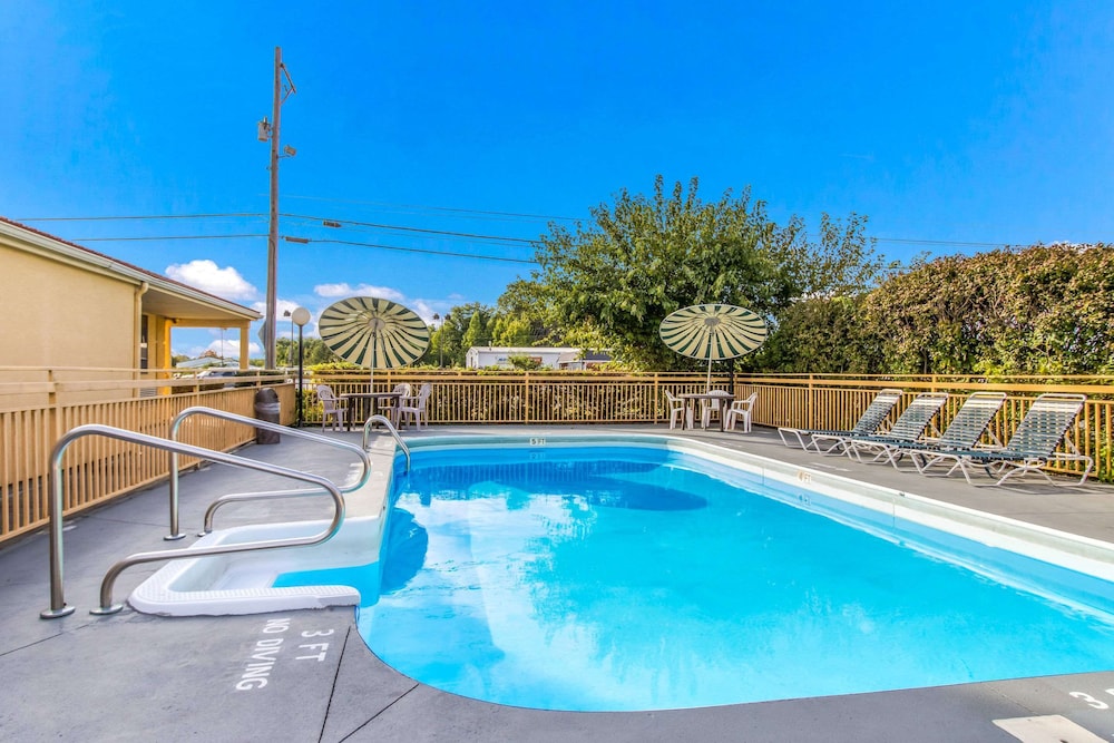 Econo Lodge Norwalk 19/28