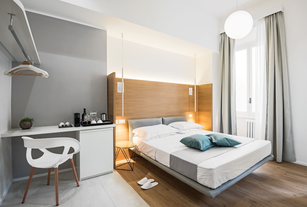 DELUXE, DOUBLE BED