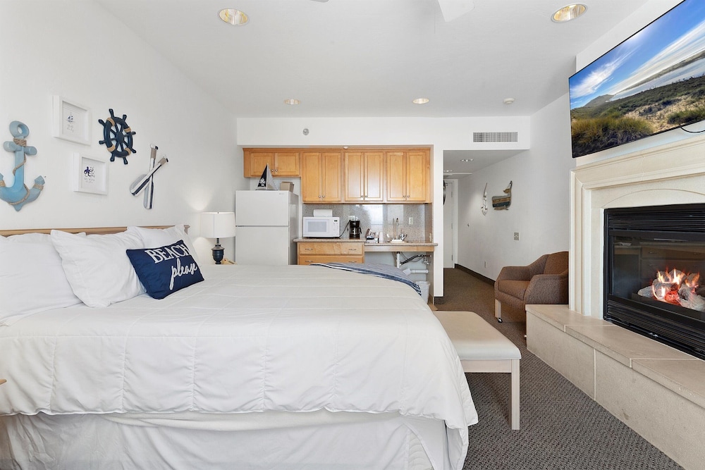 Beach, Efficiency, King Bed