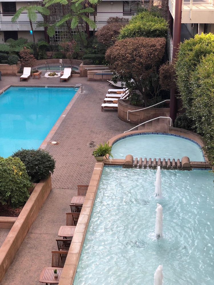 Cupertino Hotel 48/54