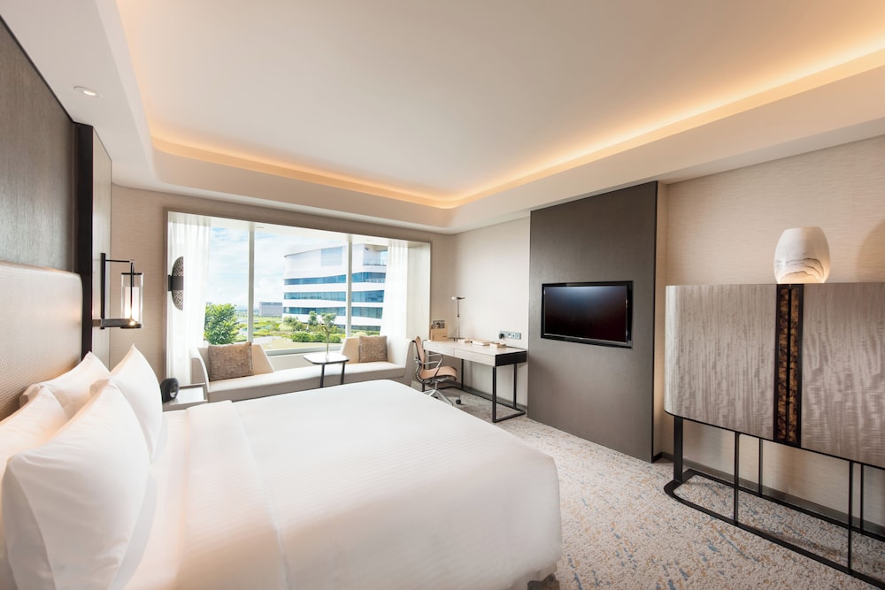 EXECUTIVE, KING BED, LOUNGE ACCESS