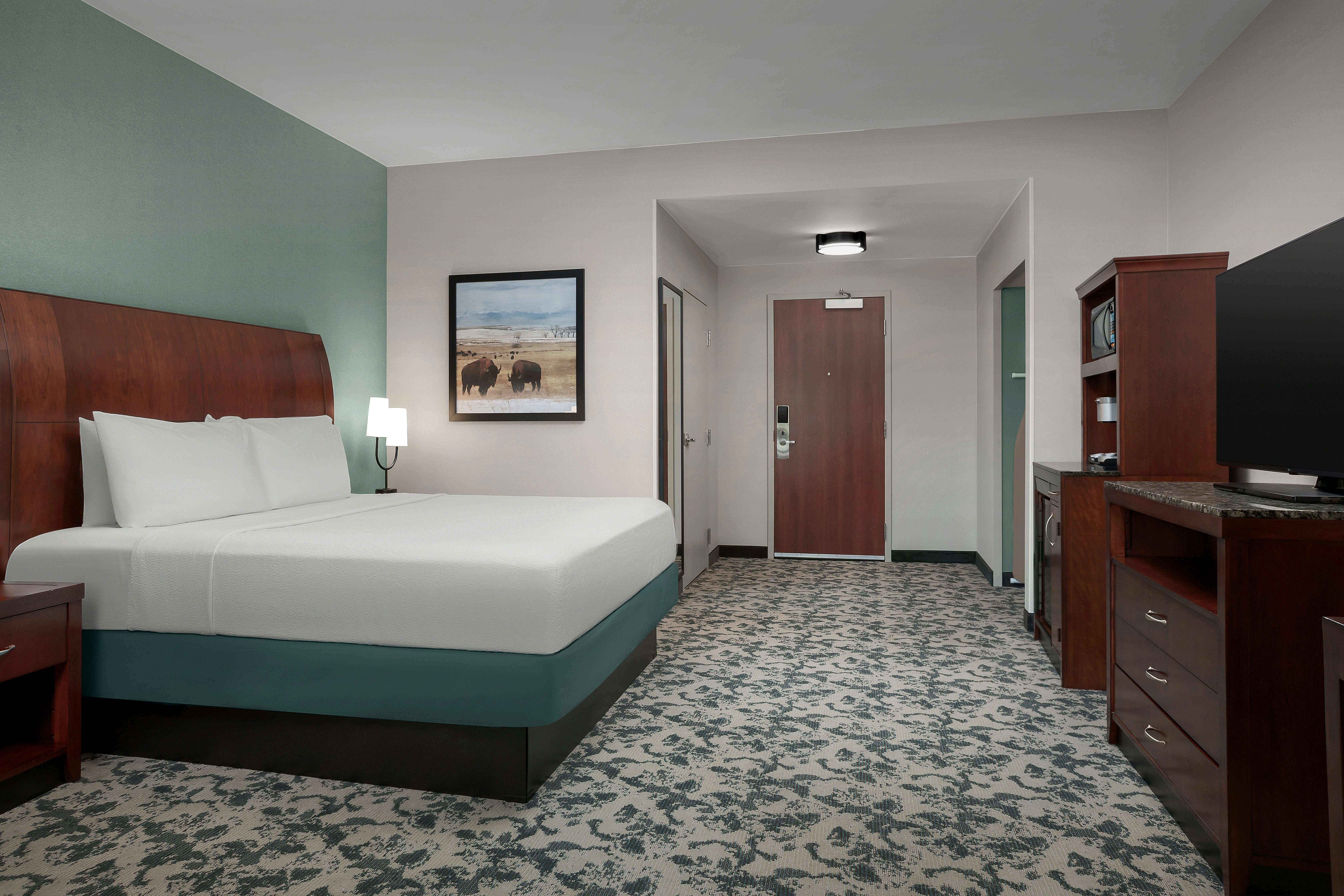 ROOM, KING BED, SOFA, CORNER