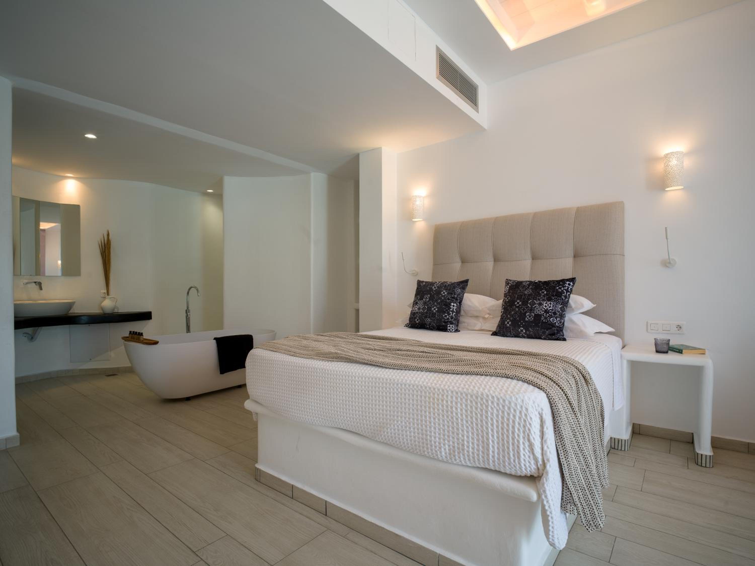 2 Bedrooms, Elegant, Suite, Sea View, Shared Pool