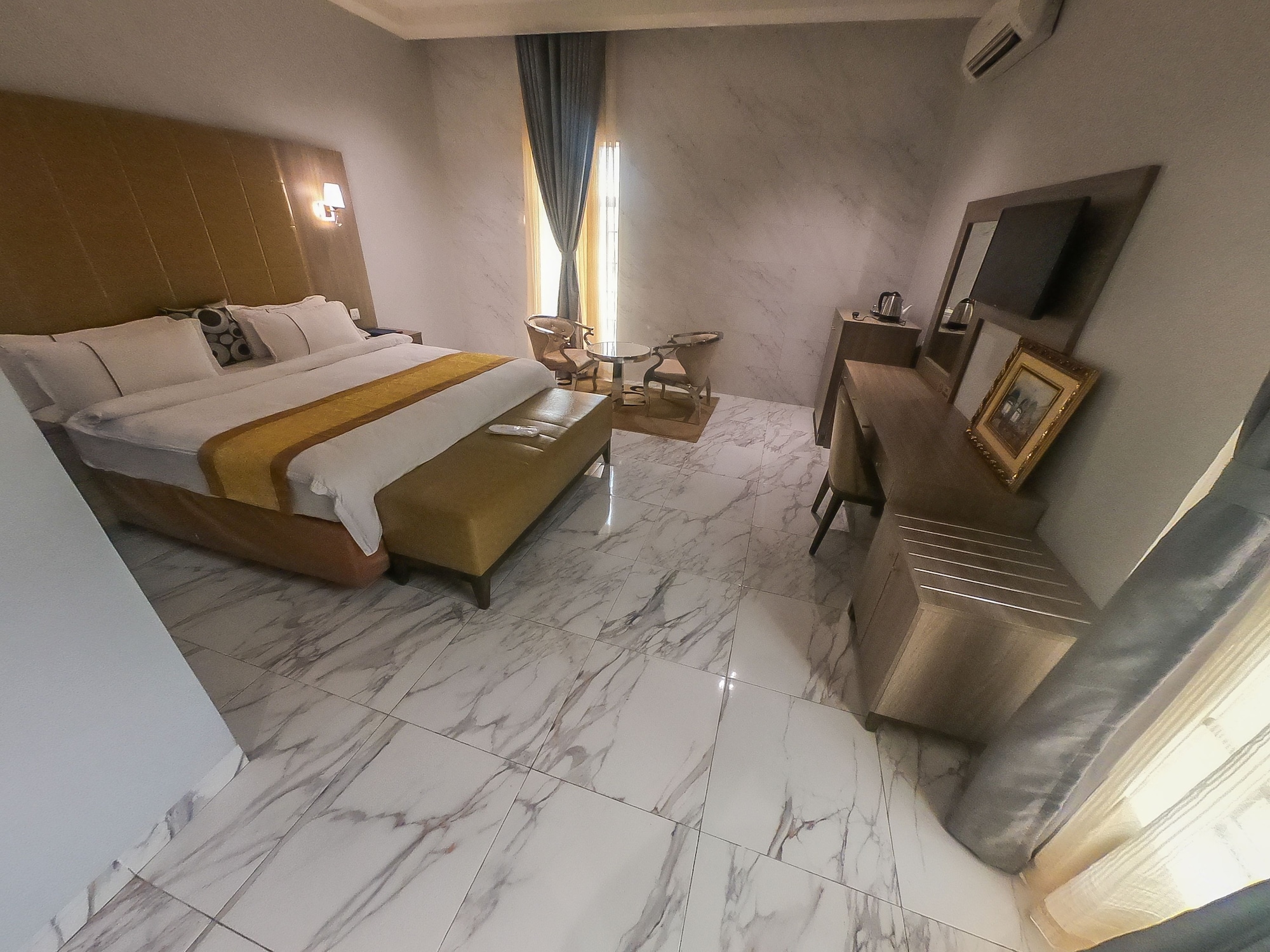 PRESIDENTIAL, SUITE