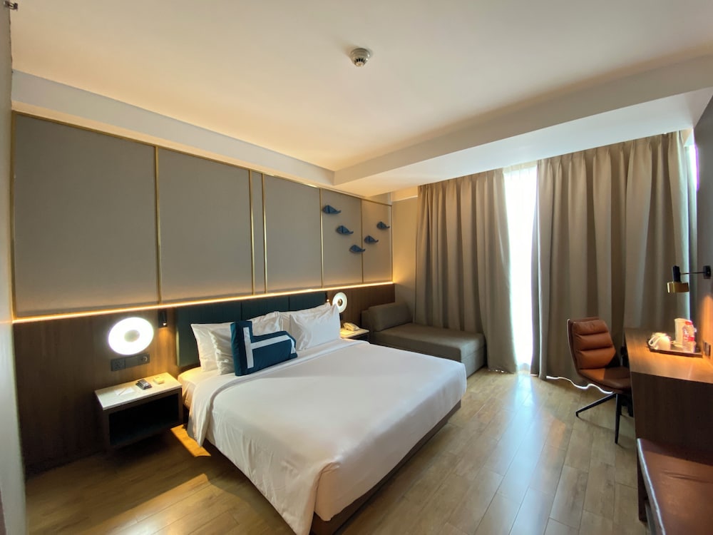 Skyline, Queen Bed