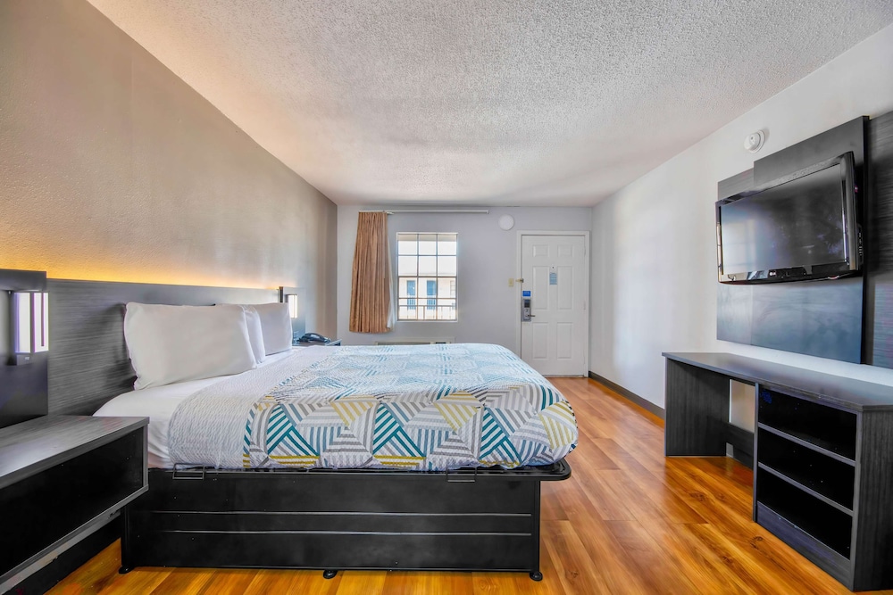 STANDARD, KING BED, SMOKING, ACCESSIBLE