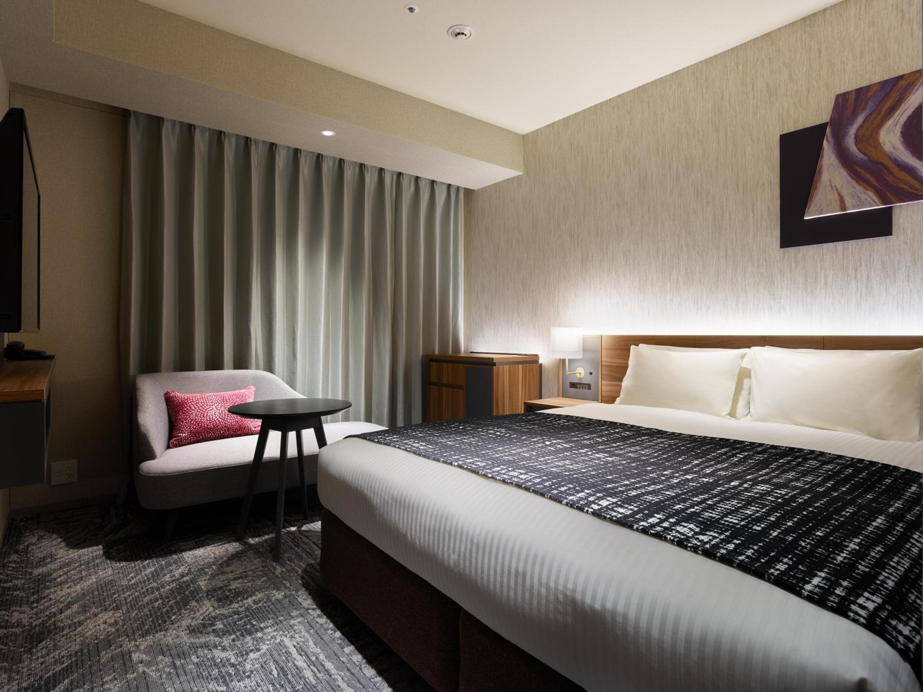 Moderate, Queen Bed