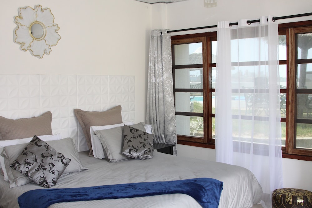 Catembe Beach Lodge 10/18