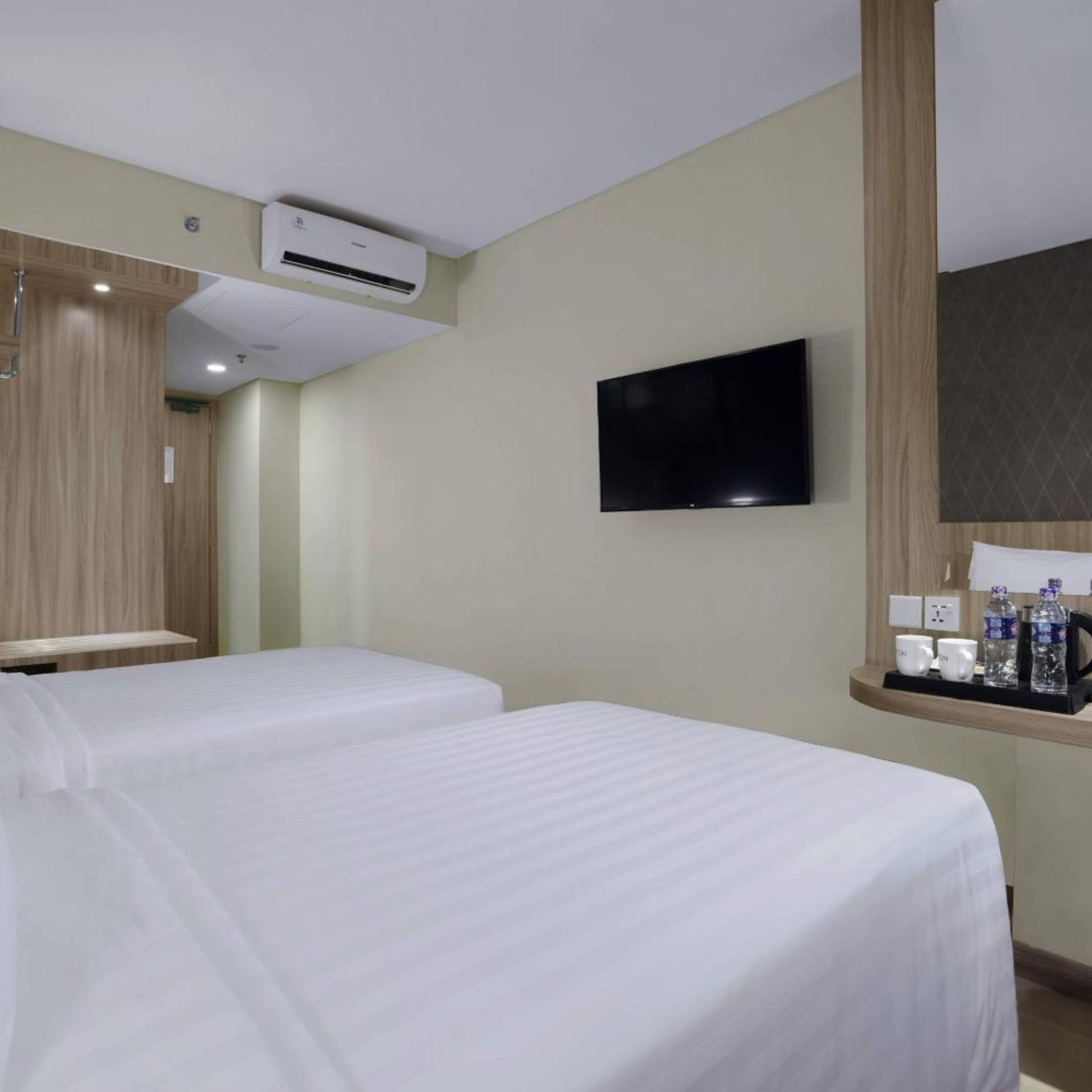 DELUXE, DOUBLE OR TWIN BED