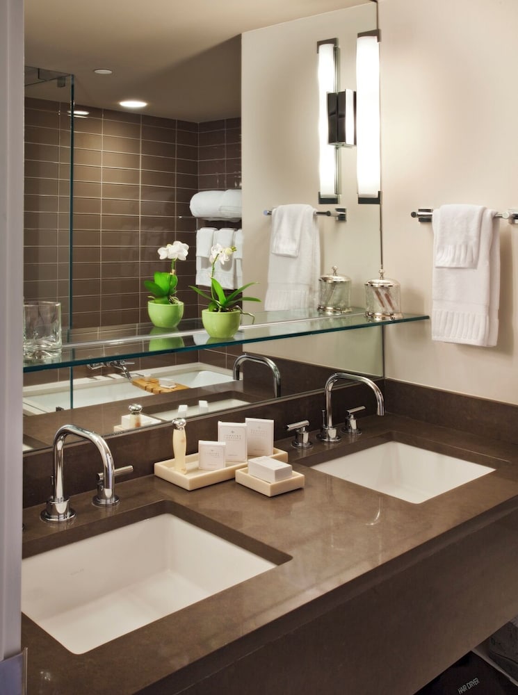 Suite, King Bed, Water Street, Sofa, North Wing, Accessible