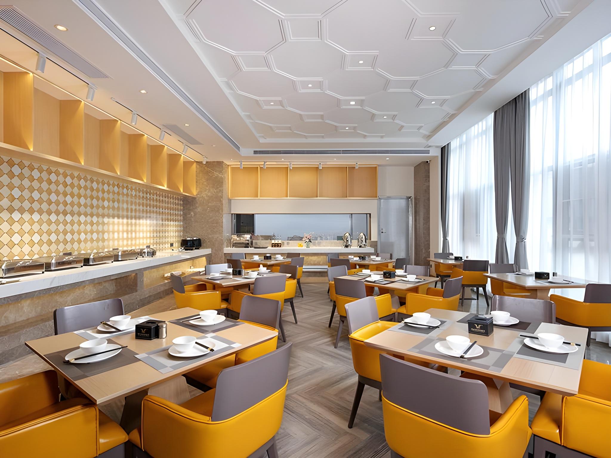 Vienna International Hotel (Chengdu Longquan Automobile City Aviation Academy Branch) 36/45
