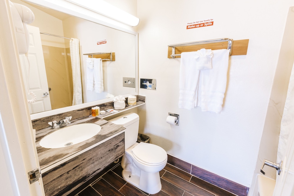 Anaheim Discovery Inn Suites 68/68