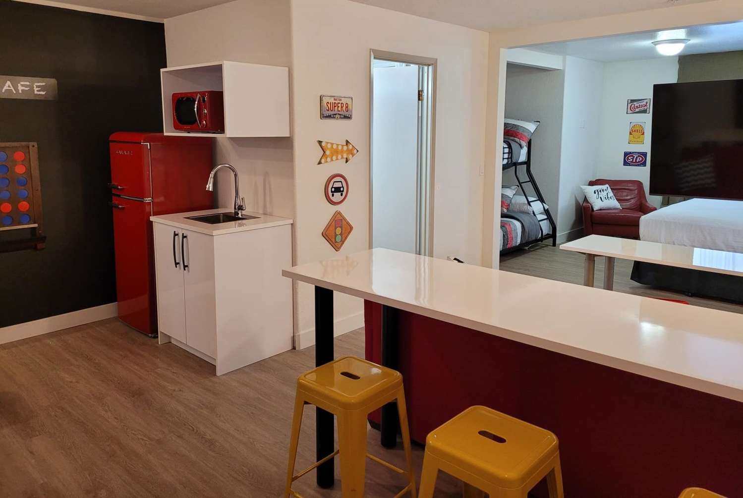 Super 8 by Wyndham Calgary Shawnessy Area 24/24