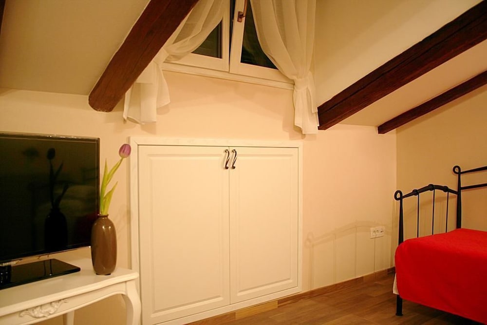 Banica Apartments & Rooms 24/63