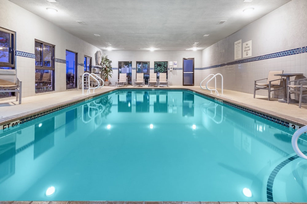 Holiday Inn Express Hotel Suites Hutto 40/72