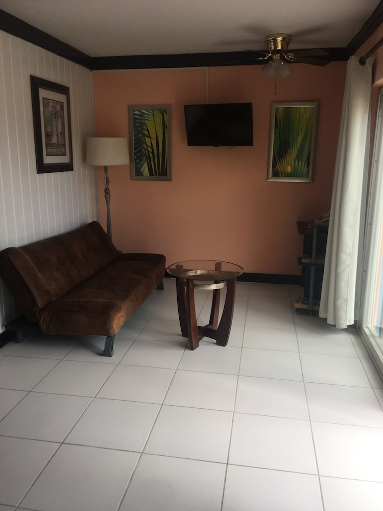 Coral Harbour Beach House And Villas 30/50