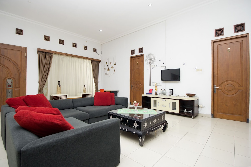 Collection O 1061 Aliya Homestay 34/41