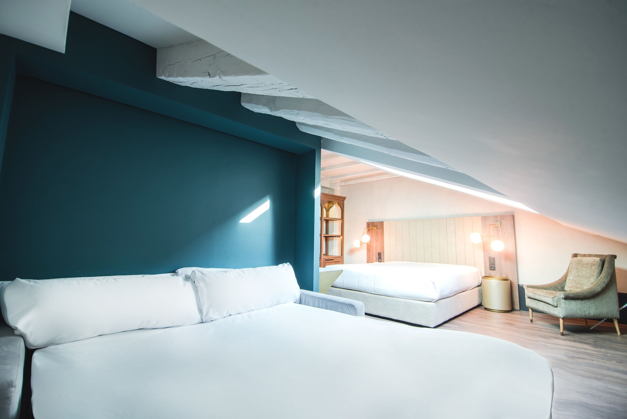ROOM, QUADRUPLE