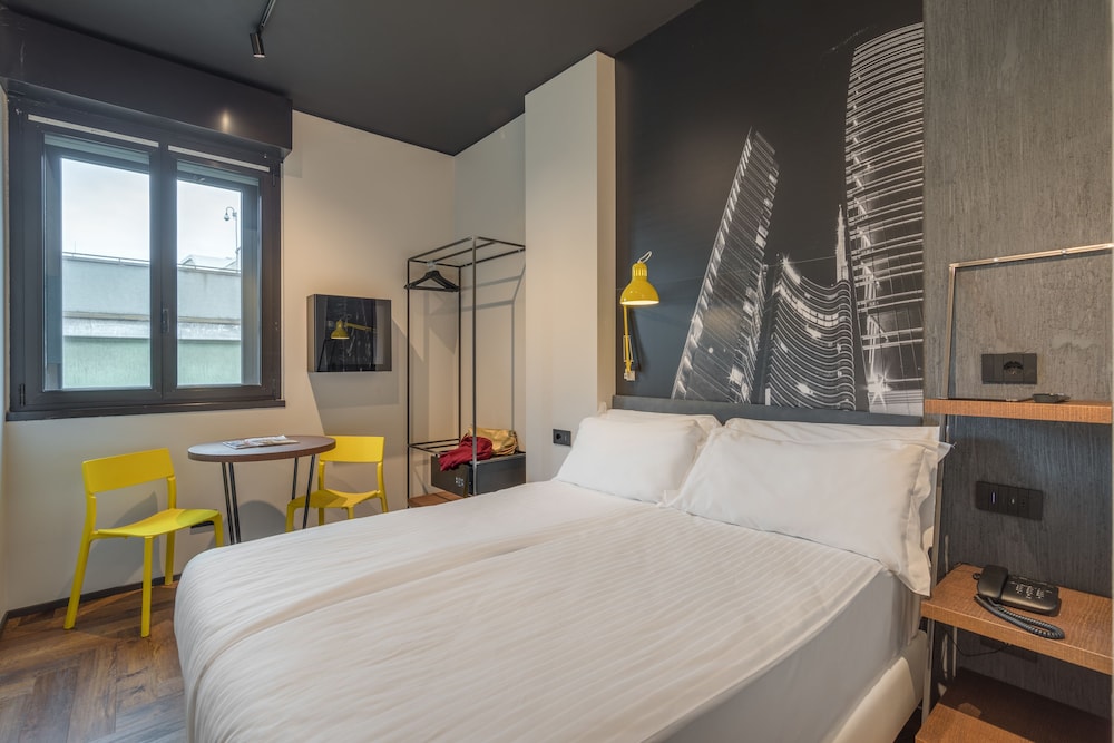ROOM, DOUBLE OR TWIN BED