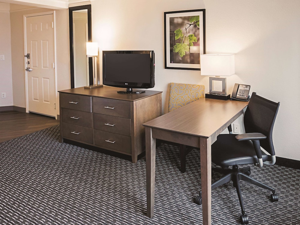 La Quinta Inn & Suites by Wyndham Fort Worth City View 38/48