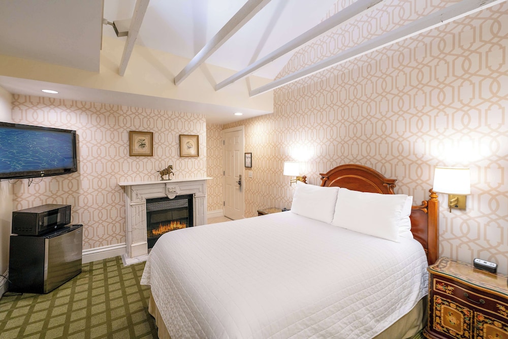 Standard, Queen Bed