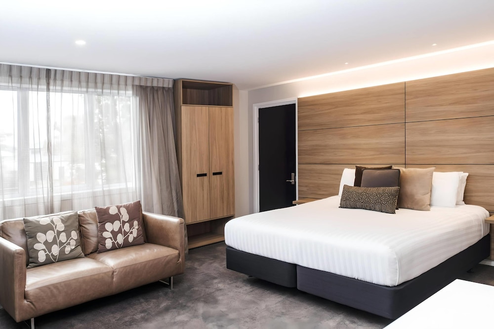 Efficiency, Suite, King Bed