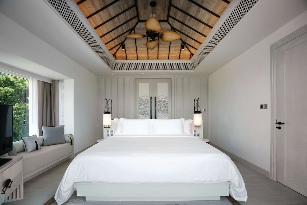 2 Bedrooms, Pool, Ocean, Suite, King and Twin Beds