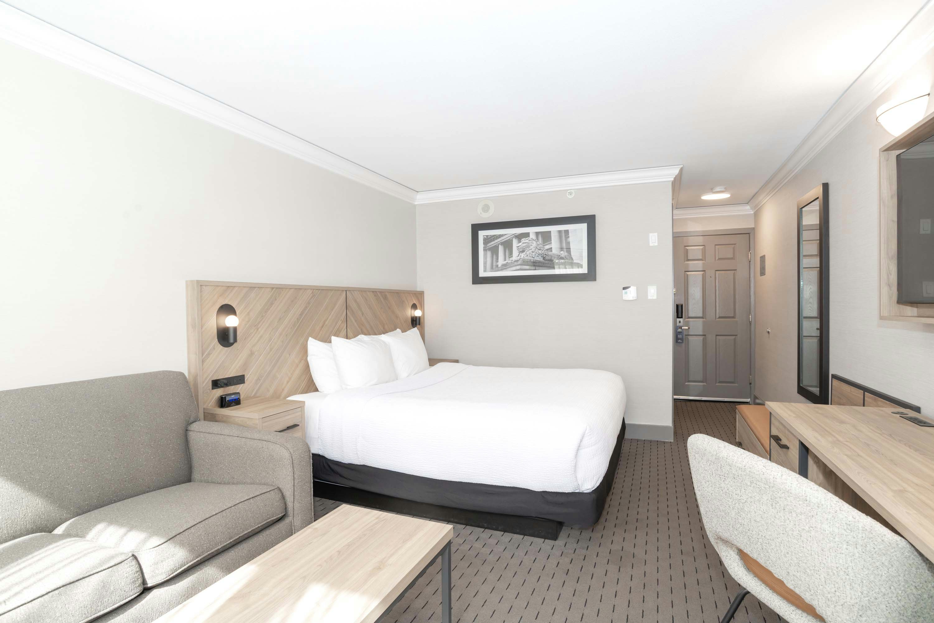 Standard, King Bed, Sofa, South Tower