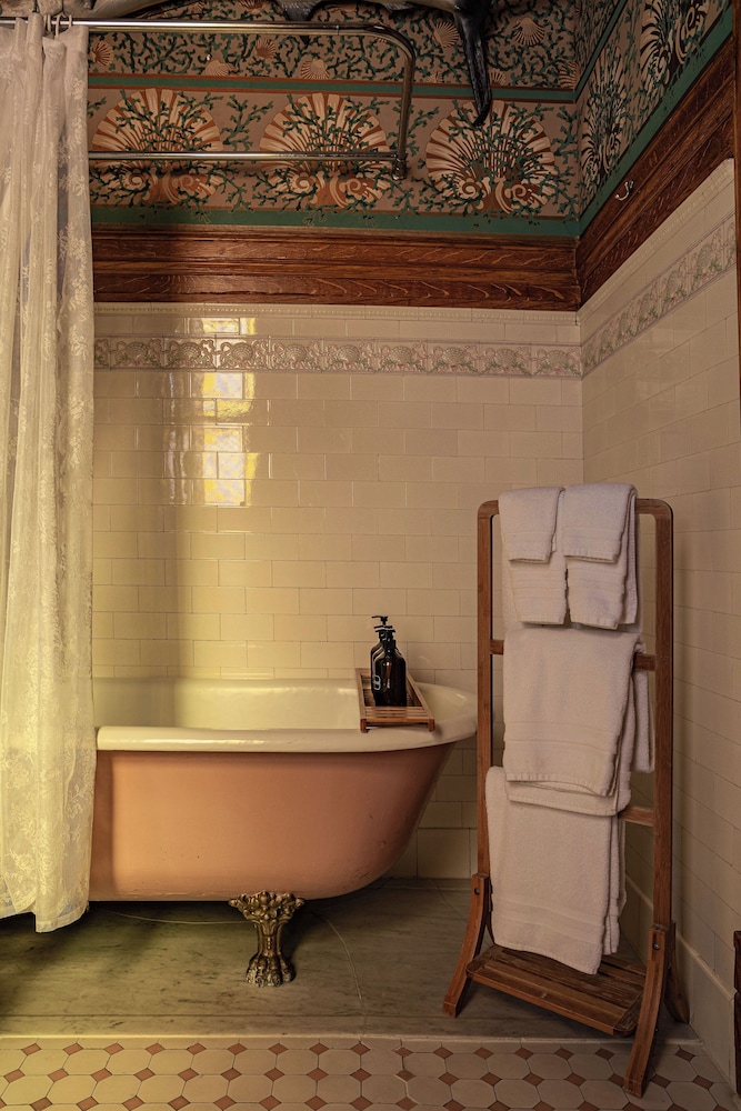 Chateau Tivoli Bed and Breakfast 10/50