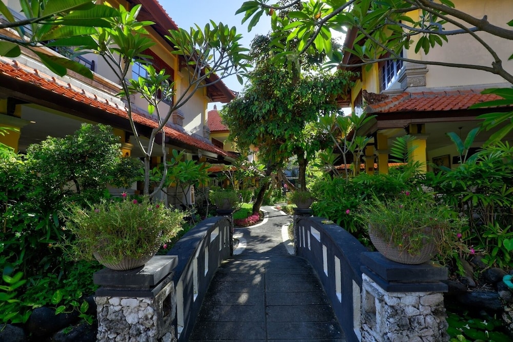 Royal Hotel and Villa Bali 44/48