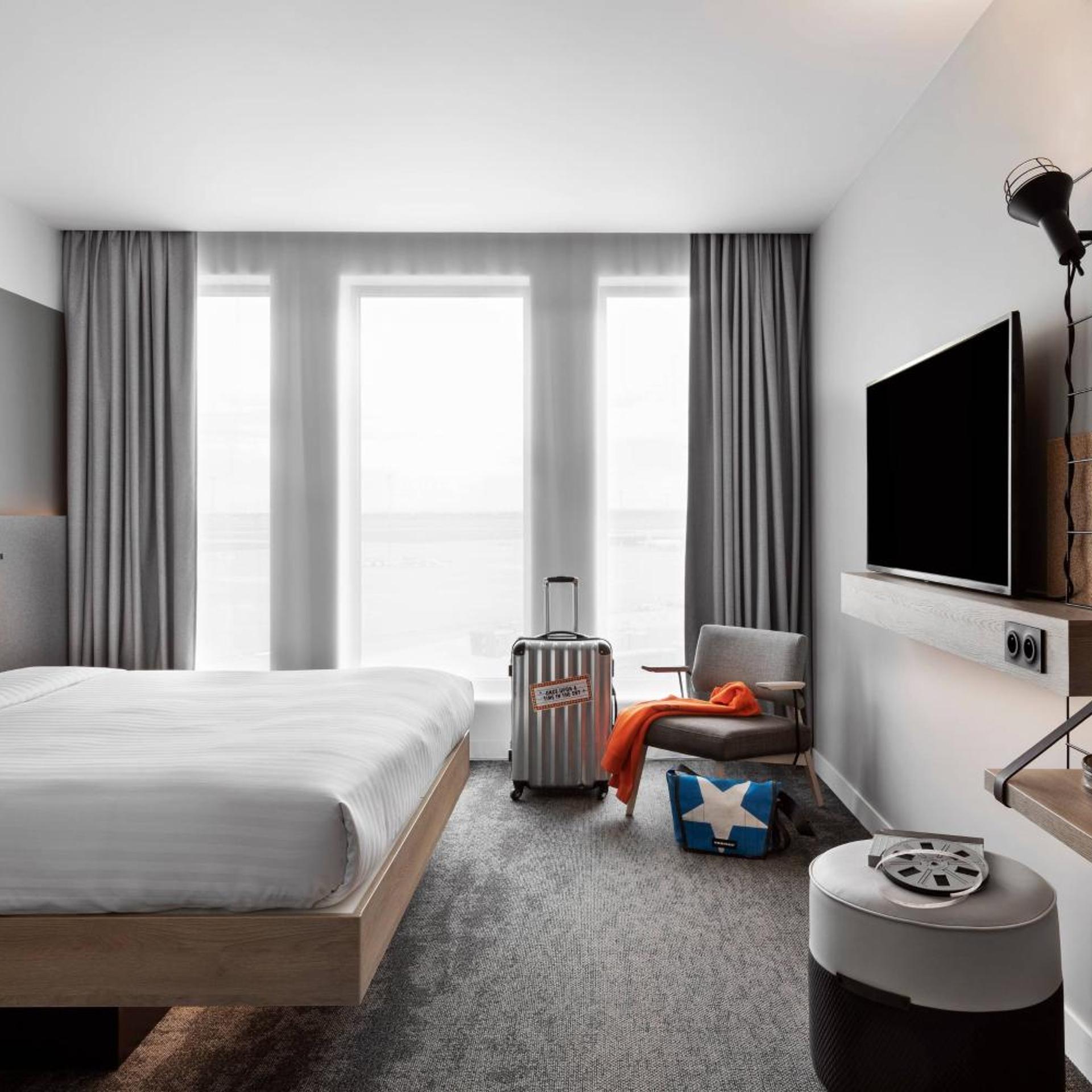 Moxy, Queen Bed, Runway View