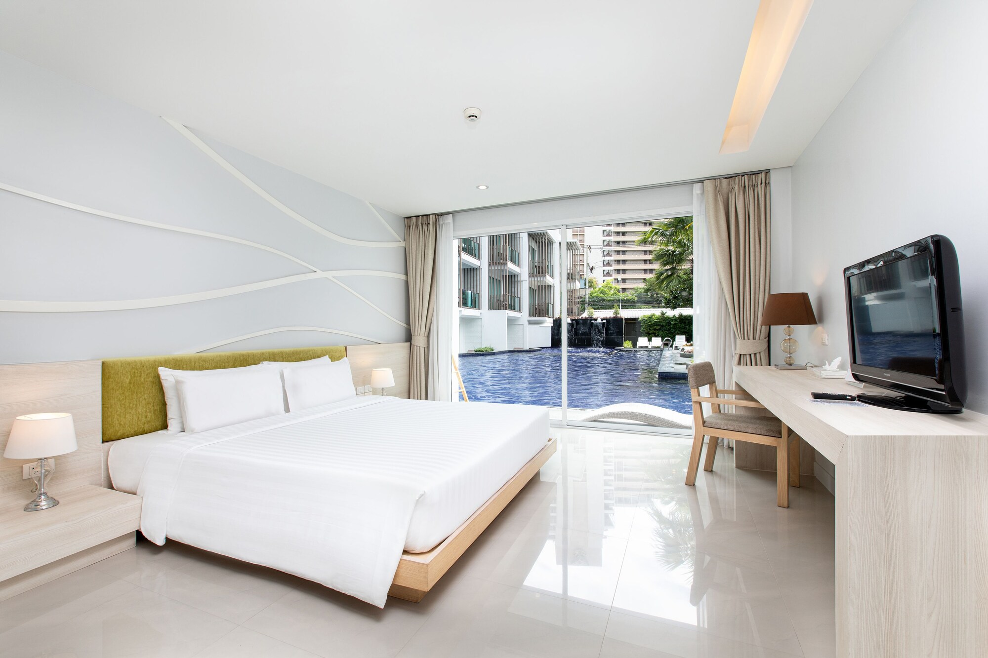 DELUXE, POOL VIEW