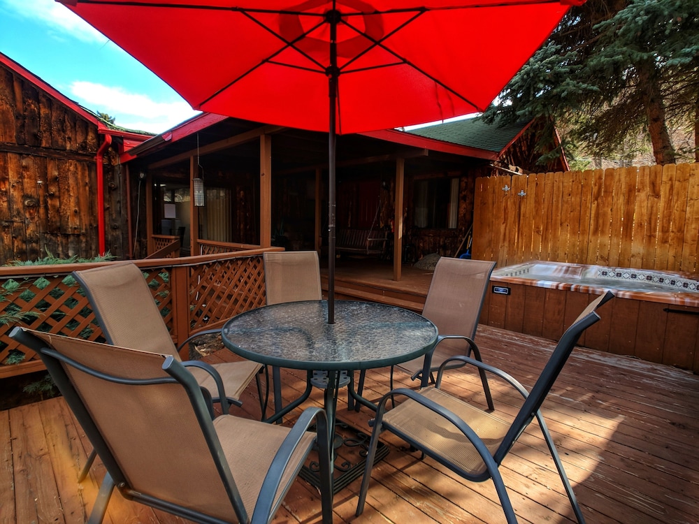 Foot of the Mountain Motel 53/71