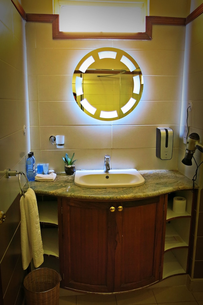 Sovereign Hotel 48/50
