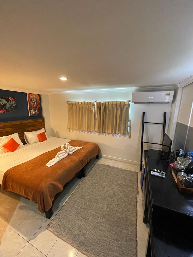 1 BEDROOM, DELUXE, DOUBLE OR TWIN BED